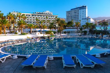 Lüks oteller için yüzme havuzu. Tropik turizm beldesi 