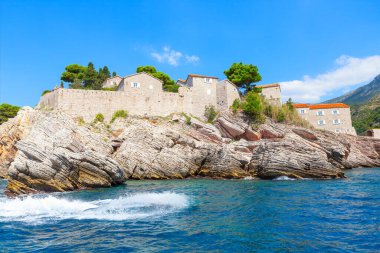 Karadağ 'daki Adriyatik Denizi' nde lüks otelleri olan Sveti Stefan Adası kıyıları