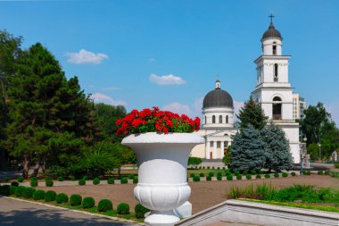 Chisinau Moldova 'nın merkez parkındaki katedral. Baharda süs bahçeli şehir parkı