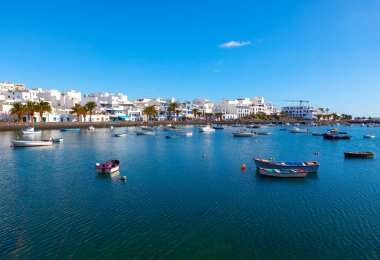 Arrecife Lanzarote, Kanarya Adaları İspanya 'daki muhteşem mavi göl. Atlantik körfezinde demirli balıkçı tekneleri 