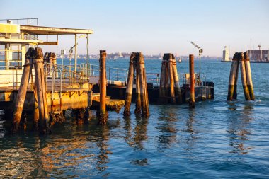 Venedik, İtalya 'daki gondollar için eski ahşap iskele
