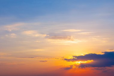 Gün batımında bulutlu güzel bir gökyüzü. Gökyüzü bulutlu doğa mavi bulutlu