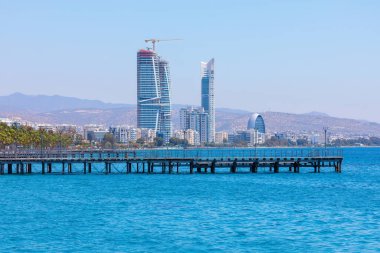 Kıbrıs 'ta Akdeniz' de Limasol kenti. Gökdelenleri olan modern kıyı şehri 