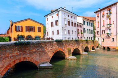 Treviso, Veneto İtalya 'daki Sile Nehri üzerindeki kemer köprüsü.
