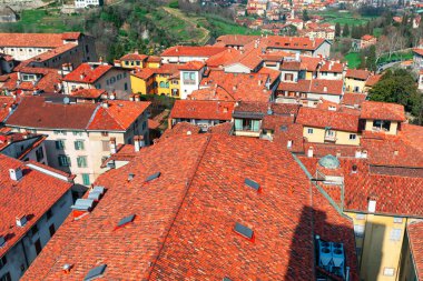 Kırmızı kiremitli çatıları olan eski kasabanın hava manzarası. Bergamo şehir manzarası yukarıdan