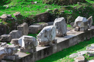 İtalya 'nın Roma şehrindeki antik kalıntılar. Roma İmparatorluğu sütunları harap etti