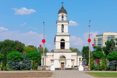 Moldova 'dan Chisinau şehrindeki şehir merkezindeki parkta çan kulesi.