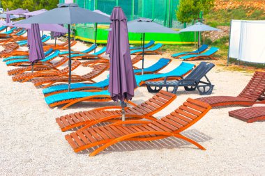 Şemsiyeler ve sandalyeler sabah sahilde. Tatil kavramı