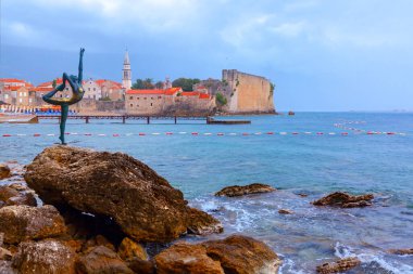 Karadağ 'ın eski Budva kentinin manzarası. Budva Dansçı Kız