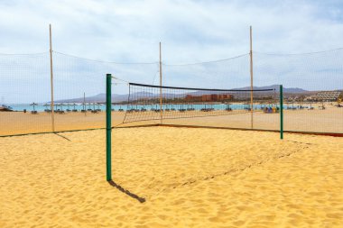 Kumsalda voleybol ağı. Fuerteventura, Kanarya Adasında Playa del Castillo