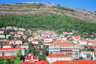 Hırvatistan 'ın Dubrovnik kentindeki panoramik konut manzarası. Tepede kırmızı çatıları olan evler
