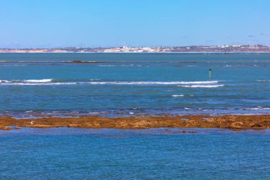 İspanya 'nın Atlantik kıyısındaki Cadiz Körfezi ve El Puerto de Santa Maria kasabasının manzarası 
