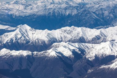 Himalaya dağlarının havadan görünüşü. Uçak penceresinden görüntüle