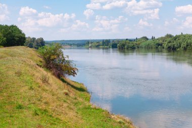 Moldova 'daki River Dniester ile manzara. Yazın nehir kenarı manzarası