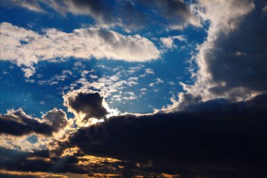 Bulutlar, Günbatımında Renkli Bulutlar Okyanusun Üzerinde Mavi Gökyüzünde. Dramatik ve destansı bulutlar