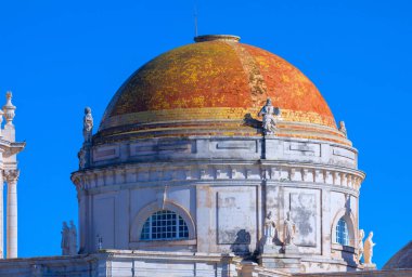 Cadiz İspanya 'da katedral heykelleri olan bir kubbe. Santa Cruz de Cadiz Katedrali