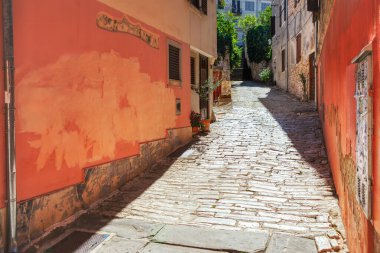 Hırvatistan 'ın eski Pula kentindeki Dar Sokak. Dar geçitli tarihi bir yer.