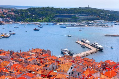 Hırvat kenti Rovinj ve limanının panoramik manzarası. Hırvatistan 'ın Adriyatik Denizi kıyısındaki Rovinj kıyı kasabası, hava manzaralı