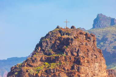 İspanya, Kanarya Adaları, Gran Kanarya 'daki bir dağın tepesinden çapraz
