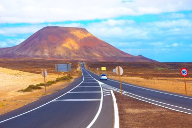 Çöldeki yol, Fuerteventura, Kanarya Adaları, İspanya. Dağa giden yol.