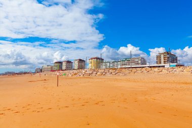 Kumlu sahil ve Costa da Caparica 'daki tatil beldeleri, Lizbon Portekiz 