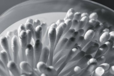 Kutudaki kulaklar için pamuklu çubuklar. Kulak bakımı için uygun çubuklar