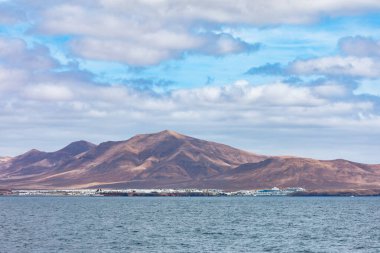Lanzarote 'deki bir tekneden dağların ve okyanusun manzarası. Fuerteventura, Kanarya Adaları 'ndan Lanzarote Manzarası
