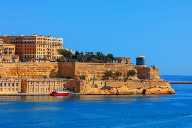 Kale ve Valletta Malta 'da güzel bir rıhtım koy.