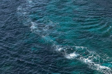 Okyanus zemininin nefes kesici manzarası olan temiz deniz arka planı.