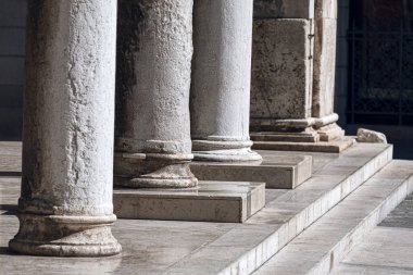 Antik tapınağın sütunları ve taş merdivenleri. Sütunların yer aldığı mimari başyapıt