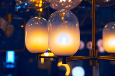 Tavandan sarkan kolye ışıkları, aşağıdaki boşluğu aydınlatıyor.