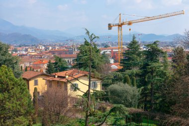 İtalya 'daki Bergamo şehrinin arka planda dağlarla manzarası