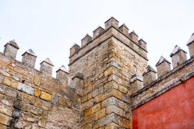 Kırmızı tuğla duvarda Ortaçağ Kulesi