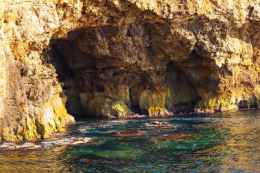 Kıyı kayalığındaki mağarada. Dalgaların yol açtığı kıyı aşınması