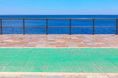 Denizde balyoz, denizin arka planı ve mavi gökyüzü