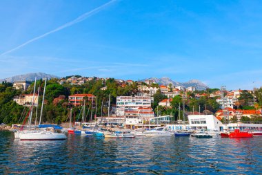 Karadağ 'ın Herceg Novi Limanı manzarası. Karadağ 'ın Kotor körfezinde tekne ve yatlar