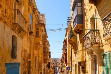 Malta 'da tarihi binaları olan bir cadde