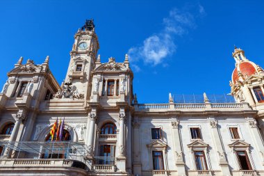 Valencia Belediye Binası cephesi. İspanyol barok binası, ünlü balkon manzarası.