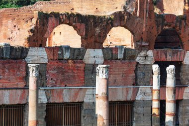 Roma, İtalya 'daki antik Roma Forumu' nun kalıntıları. Birçok kemer ve sütunun yer aldığı tarihi bir bina. Mimari güzellik ve tarihsel önem