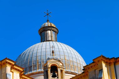 Üzerinde haç olan büyük bir kubbe. Büyük kubbesi ve çan kubbesi olan görkemli bir bina. Venedik 'in mimari zarafeti ve sonsuz cazibesi