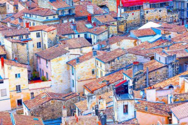 Yukarıdan kırmızı çatıları olan evler. Fransa 'da sayısız binayla Bordeaux şehir manzarası