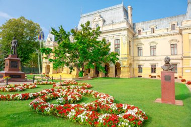 Romanya 'dan Iasi' de önünde bir heykel bulunan Kültür Sarayı 