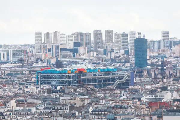 Paris, Fransa 'nın başkenti ve en kalabalık şehridir. Çok sayıda gökdeleni olan hareketli şehir manzarası