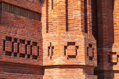 Tuğla duvarın çok fazla detayı var ve çok eski. Sütunlu kırmızı tuğla bina