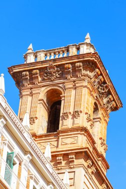 Tepesinde saat kulesi olan yüksek bir bina. Valencia İspanya 'da sıva ve süslemeli kule 