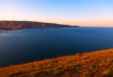 Sabahları Kırım 'ın sakin körfezi. Kırım 'daki Karadağ Doğa Koruma Alanı. Karadeniz sakin ve huzurlu bir atmosfer
