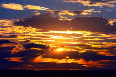 Harika bulutlu gün batımı arkaplanı. Akşam ufkunda nefes kesici bulutlar var.