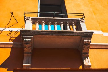 Taş parmaklıklı balkon. Venedik 'te balkonda sıva var.