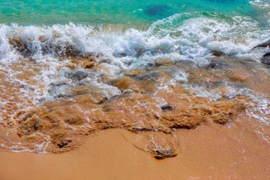 Okyanus dalgalı ve dalgalar kıyıya çarpıyor. Su kahverengi ve bulanık; ve tüm bölgeye dağılmış kayalar var. Sahne kaos ve öngörülemezlik üzerine kuruludur.
