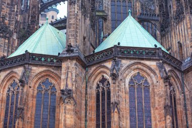 Gotik katedralin yeşil bir kubbesi var. Saint Vitus Katedrali mimari detayları, Prag, Çek Cumhuriyeti